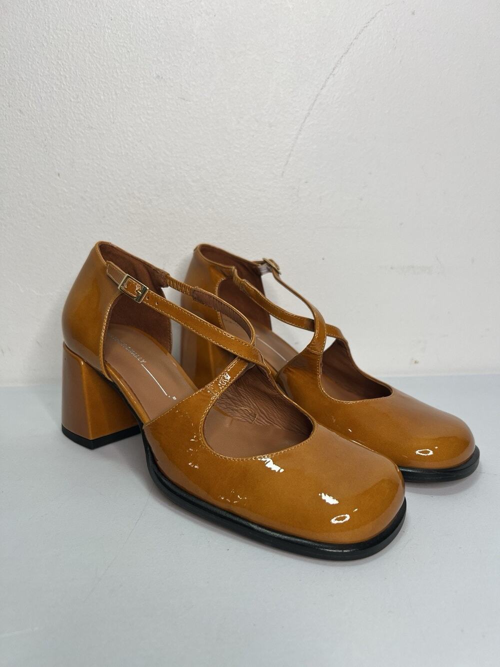 Intentionally Blank Honey Patent Leather Mary Jane Crisscross Strap Pump Sz 38